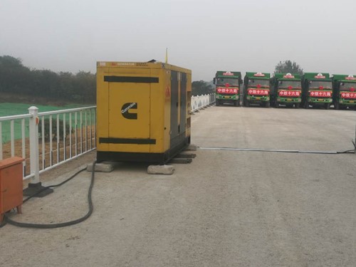 恩平电力系统的稳定性和设备兼容性如何影响发电机组的频率规格？