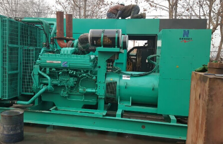 恩平发电机组如何判断水冷式机油散热器内部是否需要清洗？